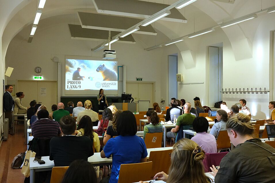 Eine Frau spricht vor Publikum in einem Hörsaal.